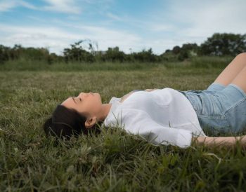 Les bienfaits du grounding : comment se reconnecter à la Terre pour améliorer sa santé physique et mentale