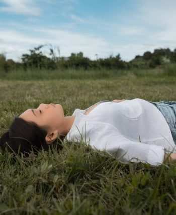 Les bienfaits du grounding : comment se reconnecter à la Terre pour améliorer sa santé physique et mentale