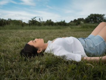 Les bienfaits du grounding : comment se reconnecter à la Terre pour améliorer sa santé physique et mentale