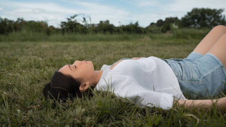 Les bienfaits du grounding : comment se reconnecter à la Terre pour améliorer sa santé physique et mentale