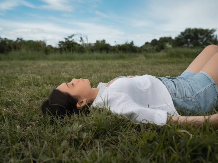 Les bienfaits du grounding : comment se reconnecter à la Terre pour améliorer sa santé physique et mentale