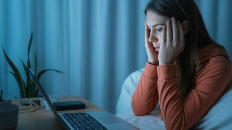 « Comment l’exposition aux écrans le soir perturbe votre sommeil et votre santé mentale (et comment y remédier) »