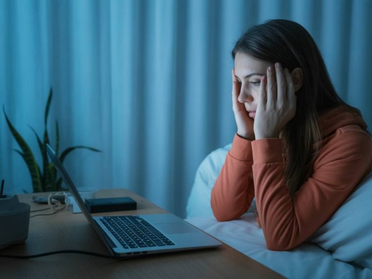 « Comment l’exposition aux écrans le soir perturbe votre sommeil et votre santé mentale (et comment y remédier) »