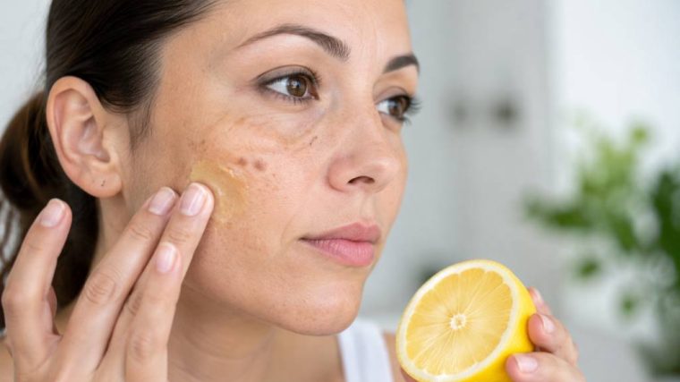 Citron et taches brunes sur le visage : quels effets et quelles précautions ?