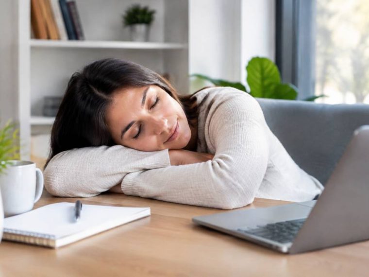 Sieste 20 minutes : les bienfaits d’une courte pause sur la santé et la concentration
